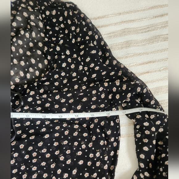 At Last & Co. Women's Sheer floral blouse with ruffled sleeves medium - Picture 6 of 8